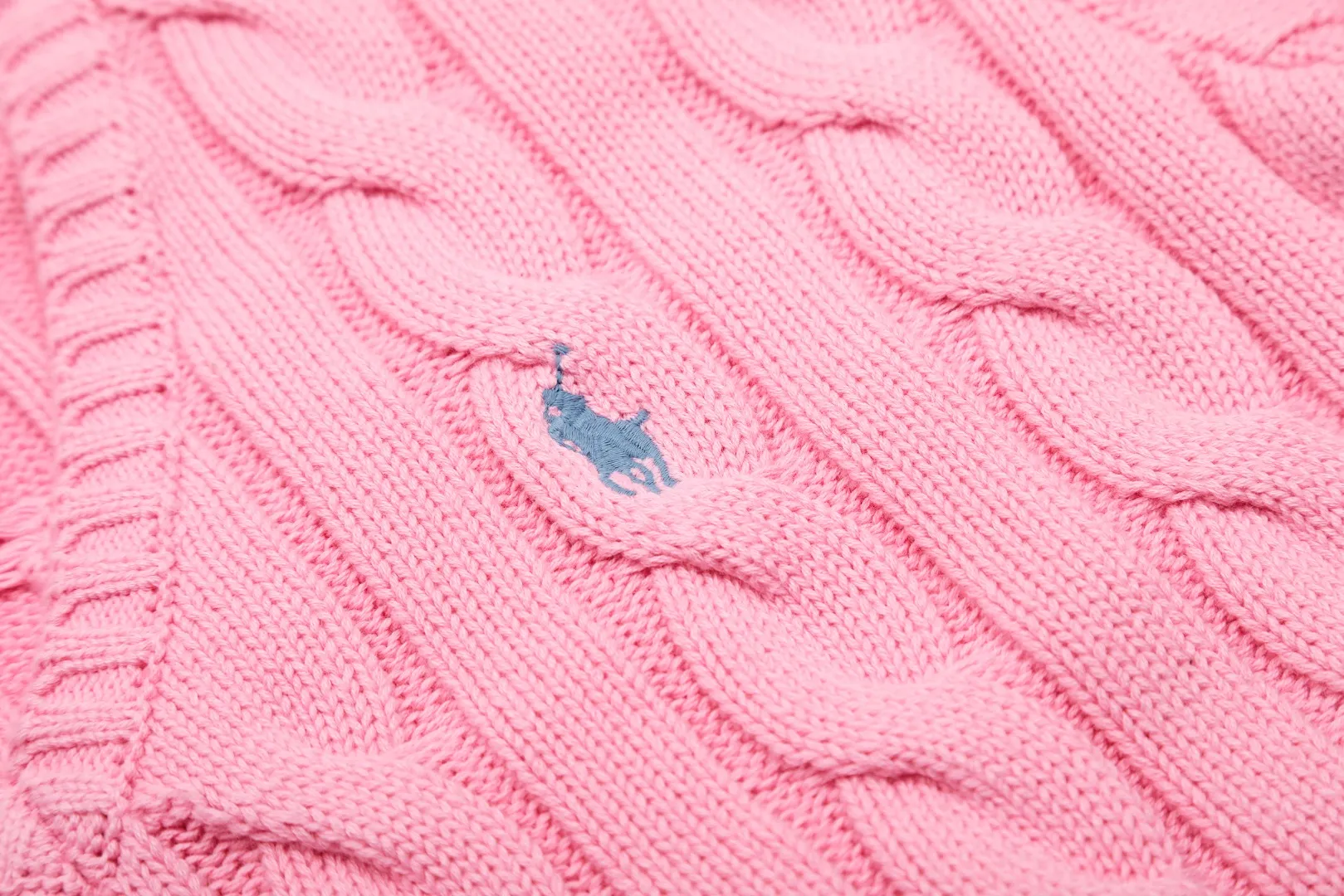 🅿️210 "Top quality" Style number: DS019# [Ralph Lauren V-neck solid color pony embroidered logo hemp flower knitted sweater] ✅Ralph Lauren Ralph Lauren goddess slim basic classic V-neck hemp flower pullover sweater ✅Main supplier platform live broadcast Wholesale entity Replacement when out of stock Not removed from shelves ✅ZP quality 1:1 version Scan the code to enter the GF website Counter quality ✅Detailed quality The only one in Guangzhou Imported quality cotton yarn, focusing on high-end, cost-effective, good quality, needless to say, ✅ simple and easy to match, a must-have item for ootd, good-looking clothes are never picky, a must-have in the goddess' wardrobe, recommended. Size: S-L Color: Black, off-white, gray, navy blue, khaki, pink, light blue, rose red, brown, Chinese red
